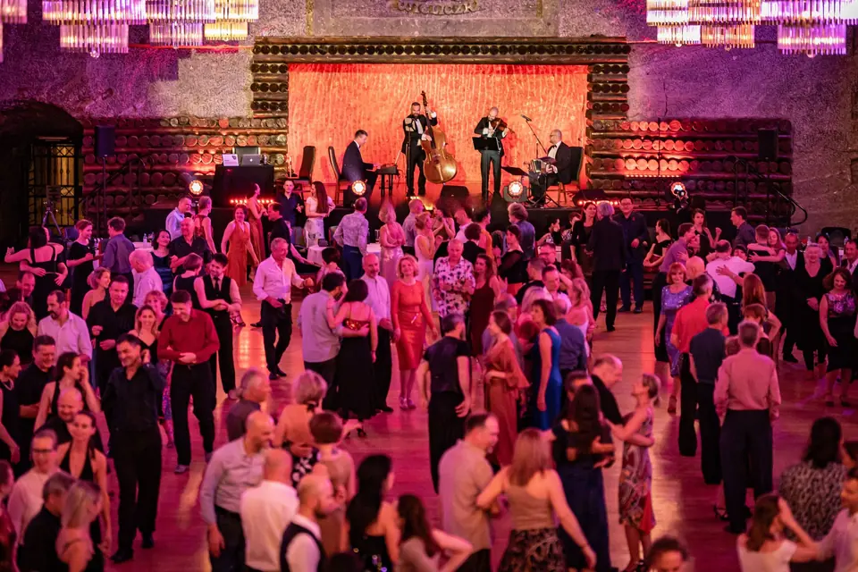 Milonga with live music by Cuarteto Re!Tango – couples dancing Argentine tango in a ballroom