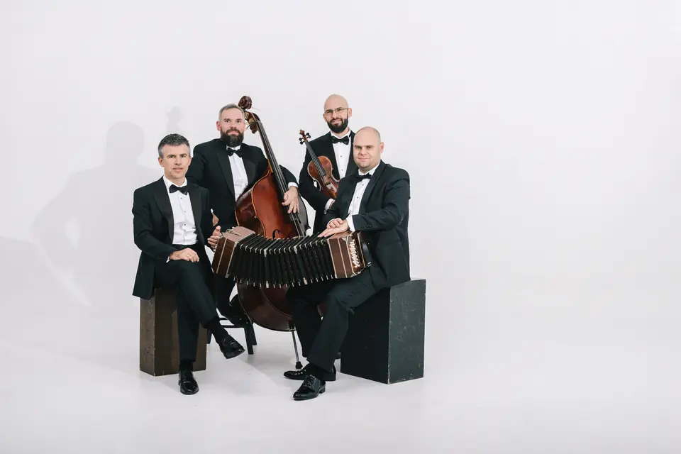 Cuarteto Re!Tango – foto del grupo con violín, contrabajo y bandoneón