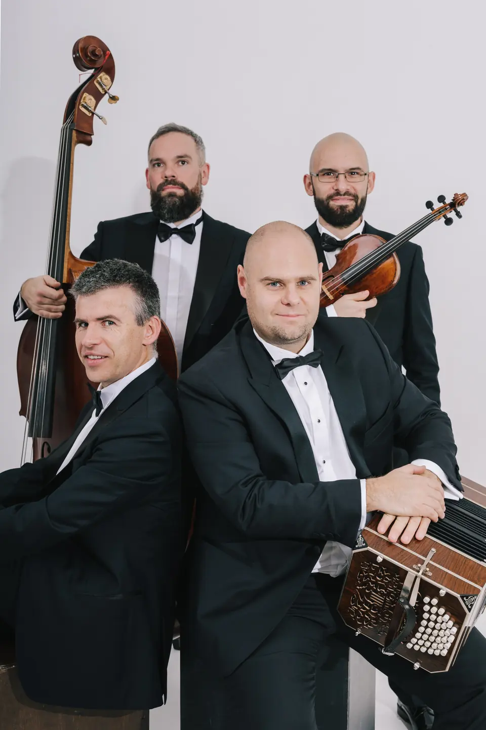 Cuarteto Re!Tango – foto del grupo con violín, contrabajo y bandoneón