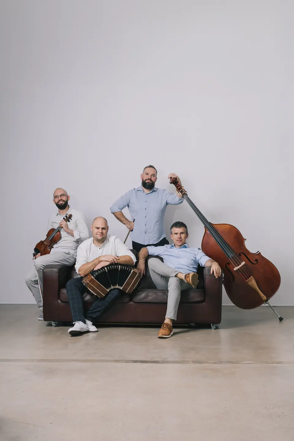 Cuarteto Re!Tango – foto del grupo con violín, contrabajo y bandoneón