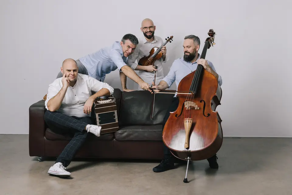 Cuarteto Re!Tango – foto del grupo con violín, contrabajo y bandoneón