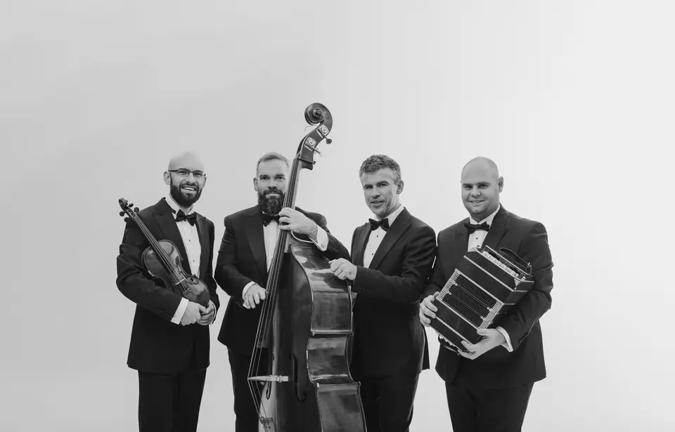 Cuarteto Re!Tango – foto del grupo con violín, contrabajo y bandoneón