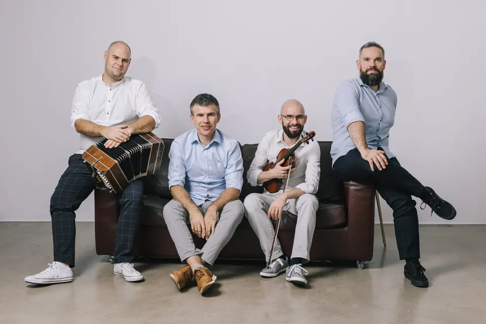 Cuarteto Re!Tango – foto del grupo con violín, contrabajo y bandoneón