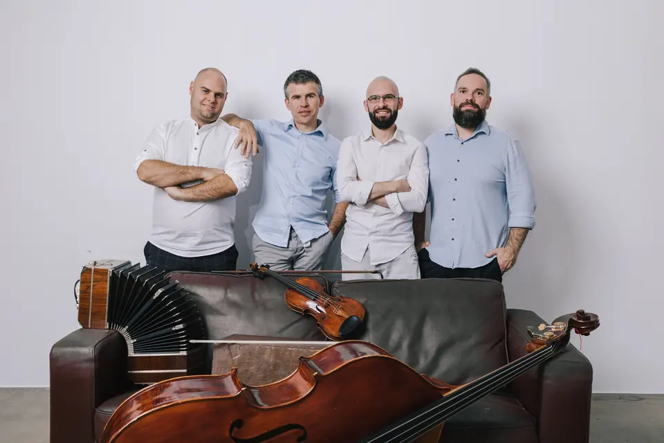 Cuarteto Re!Tango – foto del grupo con violín, contrabajo y bandoneón