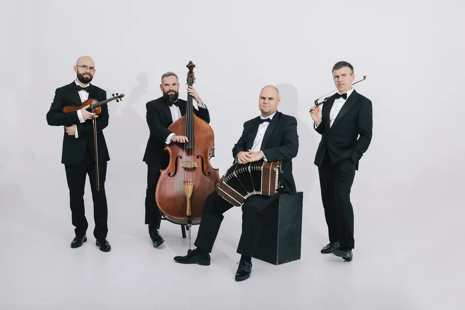 Cuarteto Re!Tango – foto del grupo con violín, contrabajo y bandoneón