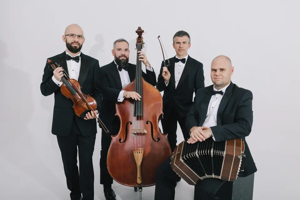 Cuarteto Re!Tango – foto del grupo con violín, contrabajo y bandoneón